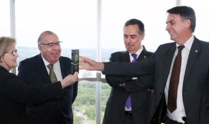 Bolsonaro recebe convite para posses de Barroso e Fachin no TSE