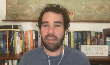 Projeto 'Histórias Por Telefone' leva contos e poesias via ligação para isolados