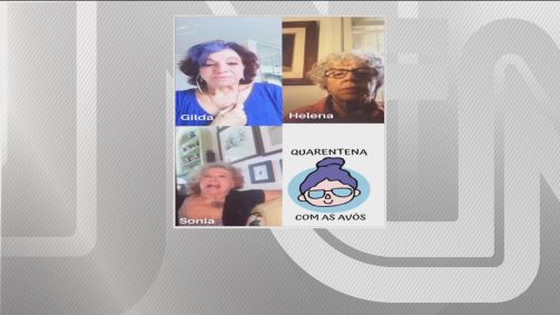 Grupo de amigas idosas se conversas via videochamada durante a quarentena (13.ma