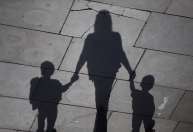Senado aprova projeto de lei com benefícios para mães solo