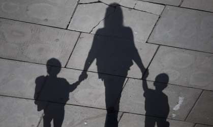 crianças e sua mãe