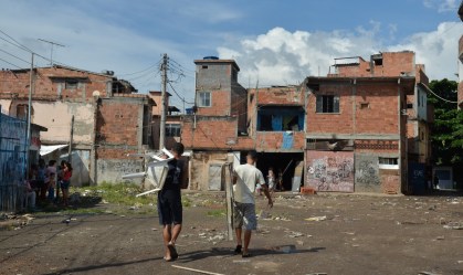 Jovens andam pela favela Metrô-Mangueira, situada ao longo da Avenida Radial Oes