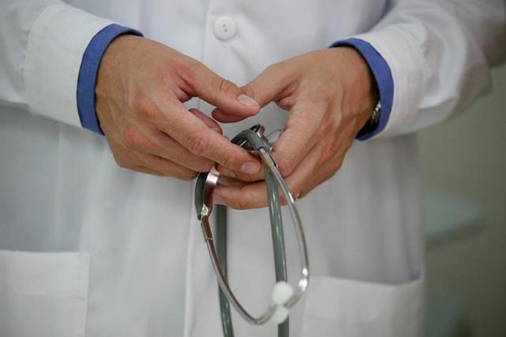 Médico com avental e jaleco