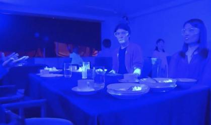 Experiência com luz negra mostra rapidez de propagação de vírus em restaurante