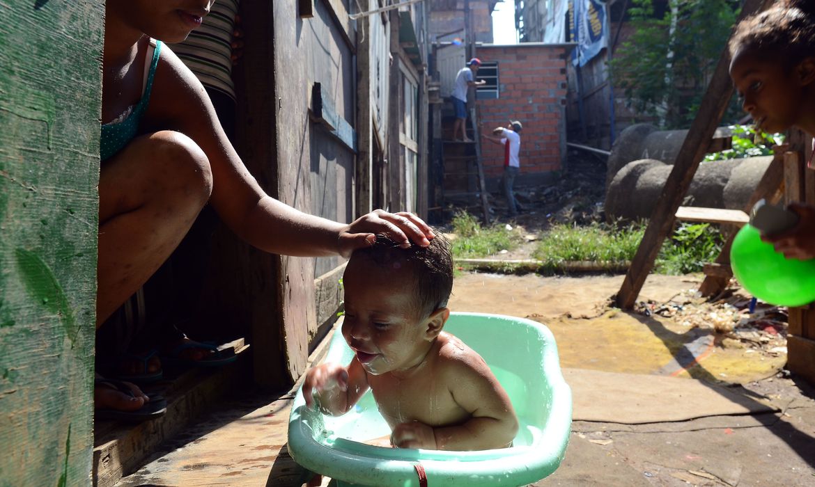 Bebe^ toma banho em favela.jpg