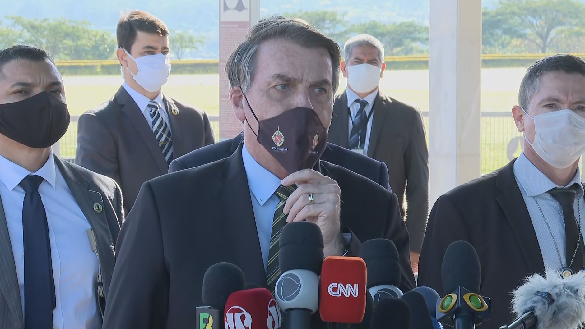 O presidente Jair Bolsonaro fala a jornalistas na saída do Palácio do Alvorada