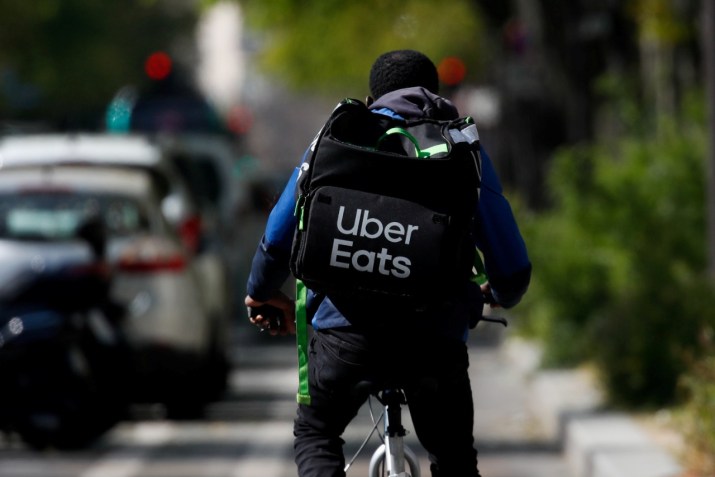 Entregador parceiro da Uber Eats durante dia de trabalho / Foto: Gonzalo Fuentes/Reuters