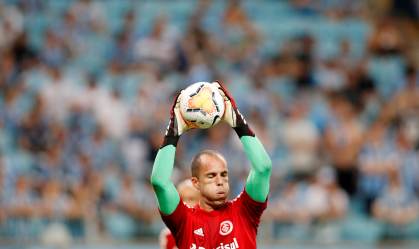 Conmebol orienta jogadores a não cuspir ou beijar a bola