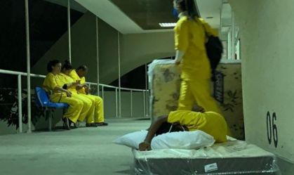 Enfermeiros dormem no chão de hospital de campanha do Maracanã