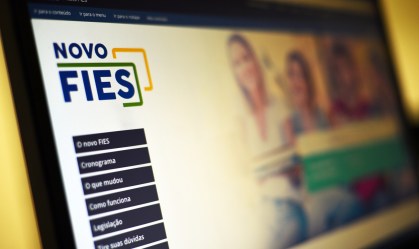 Câmara aprova texto-base de projeto que suspende pagamento do Fies na pandemia