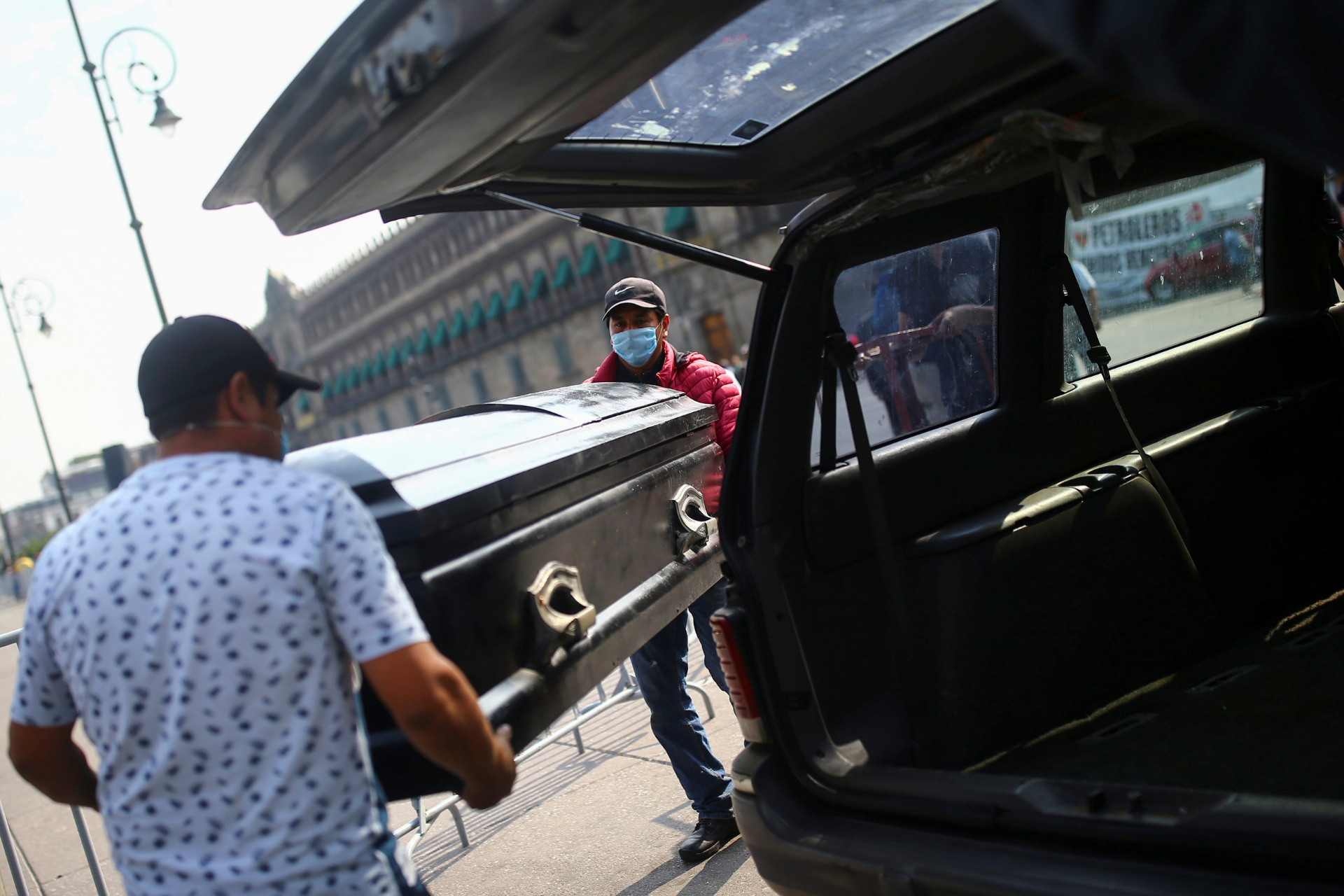 Ativistas carregam caixão simbólico na Cidade do México