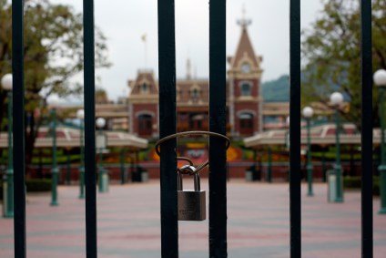 Portões da Disney em Hong Kong trancados por causa do coronavírus