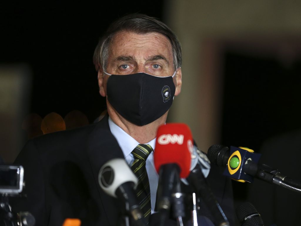 O presidente Jair Bolsonaro em frente ao Palácio da Alvorada