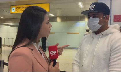 Temor do coronavírus faz passageiros usarem máscaras em aeroporto em SP