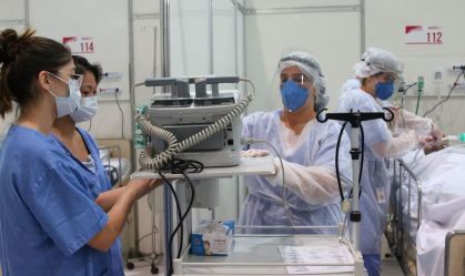 Médicos fazem treinamento no hospital de campanha para tratamento de Covid-19 