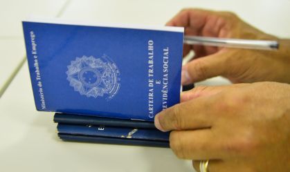 Homem folheia carteira de trabalho  
