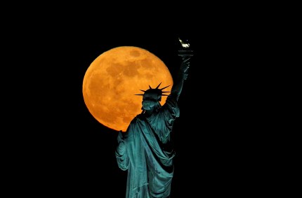 Estátua da Liberdade com a Lua ao fundo