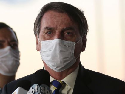O presidente Jair Bolsonaro usa máscara
