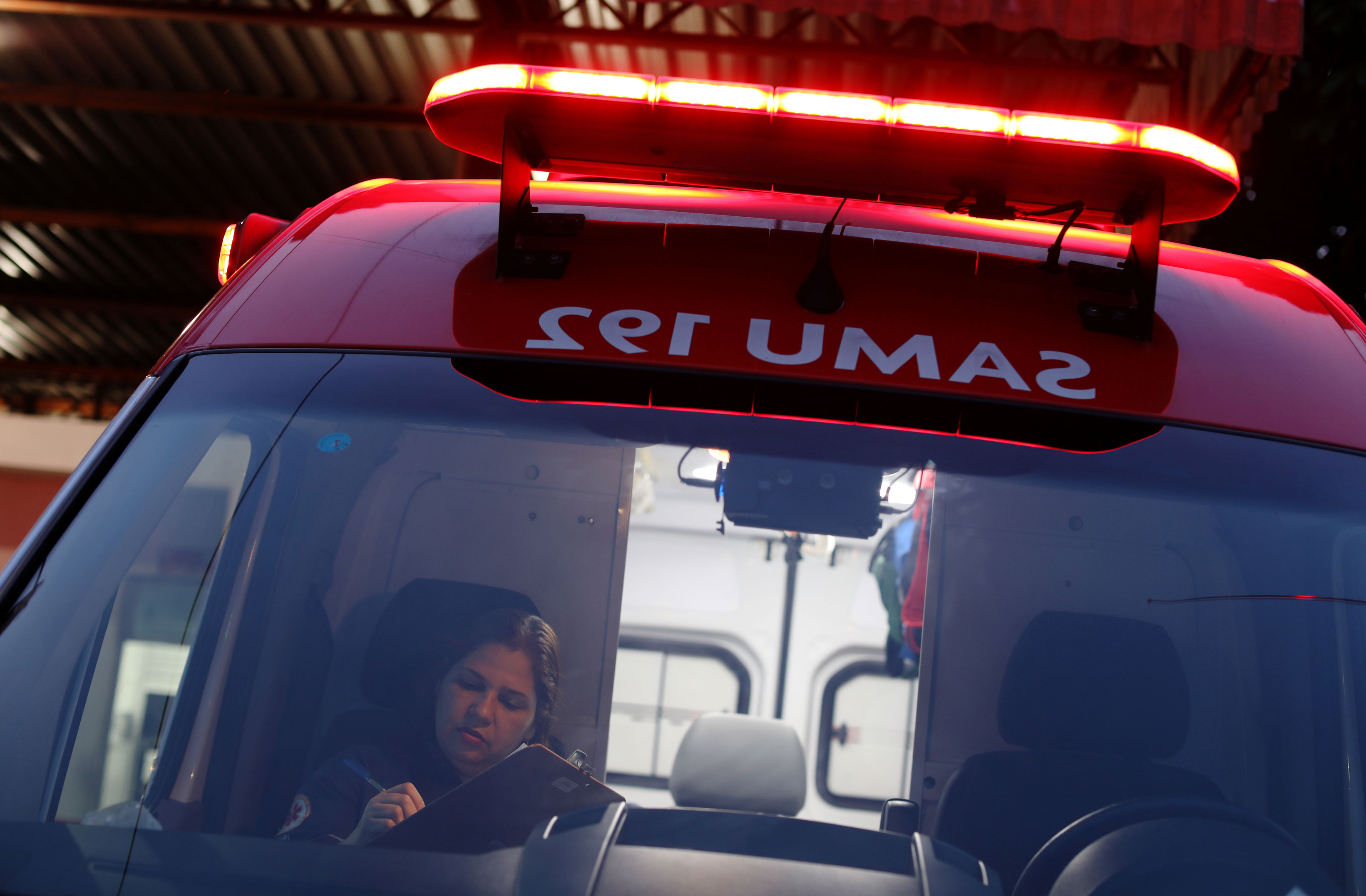 A médica Alessandra Said, do Samu, durante plantão em Manaus