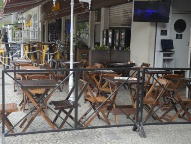Bares e restaurantes de Botafogo ficam vazios na hora do almoço, no Rio 