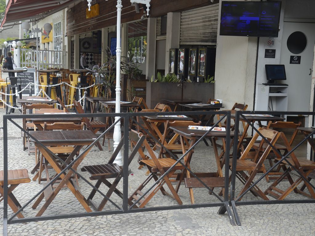 Bares e restaurantes de Botafogo ficam vazios na hora do almoço, no Rio 