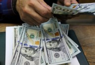 Dólar opera em queda após leilão do Banco Central nesta quinta (26)