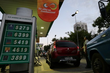 Carro abastecendo em posto de gasolina