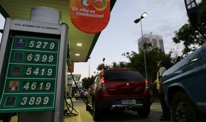 Carro abastecendo em posto de gasolina