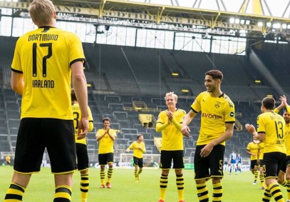Jogadores do Borussia Dortmund mantêm distância durante a comemoração