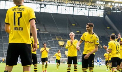Futebol retorna na Alemanha e jogadores evitam abraços nos gols