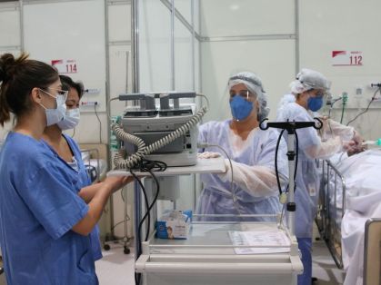 Médicos fazem treinamento no hospital de campanha para tratamento de Covid-19
