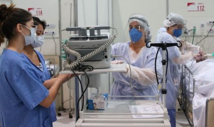Médicos fazem treinamento no hospital de campanha para tratamento de Covid-19 