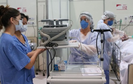 Médicos fazem treinamento no hospital de campanha para tratamento de Covid-19 