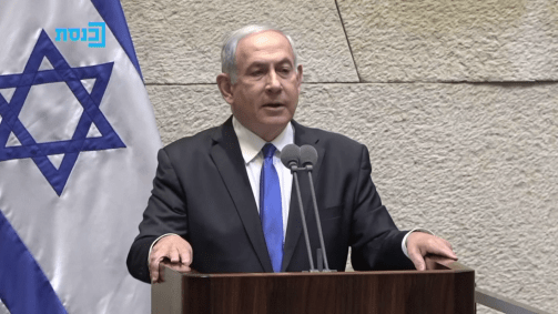 Premiê ficará 18 meses no cargo antes de se alternar com o ex-rival Benny Gantz
