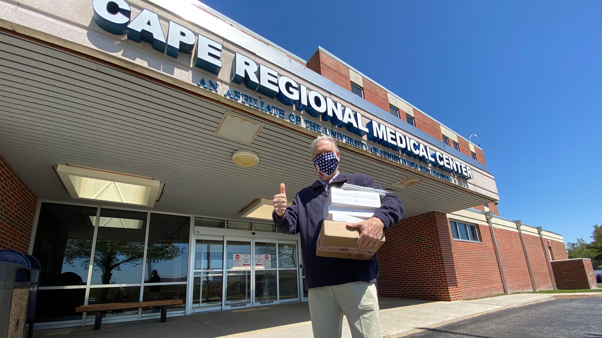 John Lynch entrega iPads ao Cape Regional Medical Center, em Nova Jersey