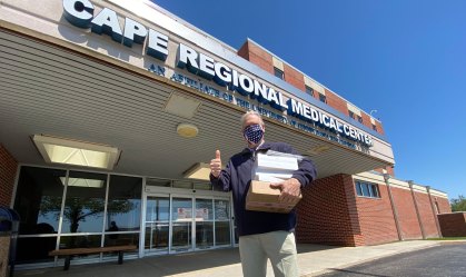 Americano que se despediu do pai à distância doa iPads a hospitais