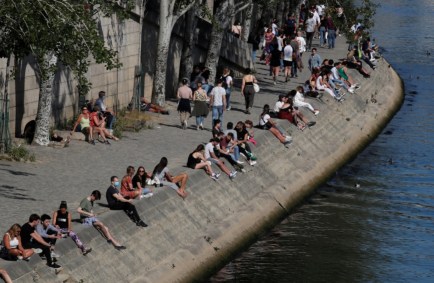 Pessoas circulam nas margens do Rio Sena, na França