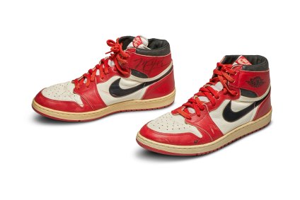 Par de tênis Nike Air Jordan 1 autografados e usados ??por Michael Jordan em 198