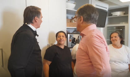 Vídeo mostra Bolsonaro e Paulo Marinho com funcionárias da casa