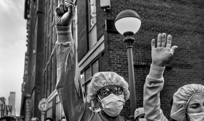 Fotógrafo norte-americano registra os rostos da Covid-19 em Nova York