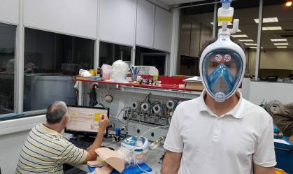Máscaras de mergulho adaptadas por voluntários salvam vidas em hospitais
