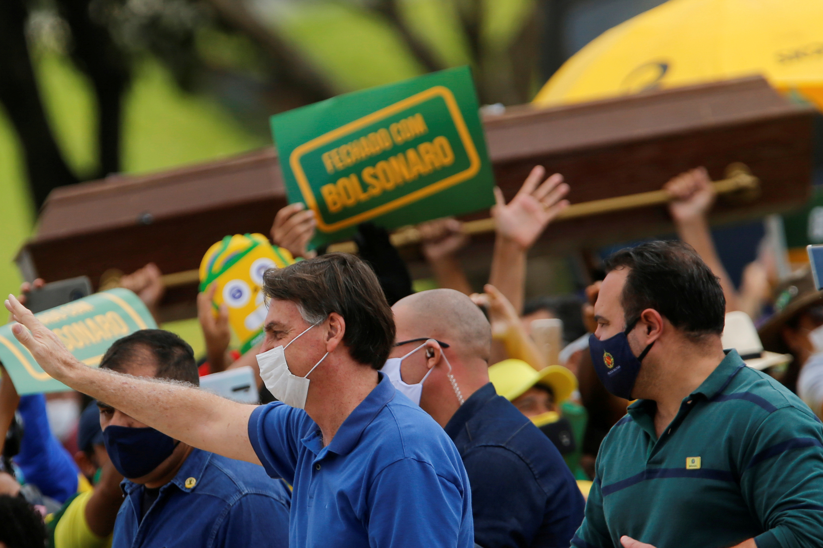 O presidente Jair Bolsonaro cumprimenta apoiadores em manifestação em Brasília