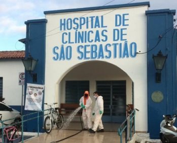 Funcionários sanitizam área externa do Hospital das Clínicas de São Sebastião