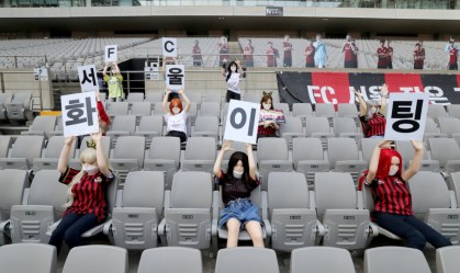 Time sul-coreano pede desculpas por colocar bonecas em estádio