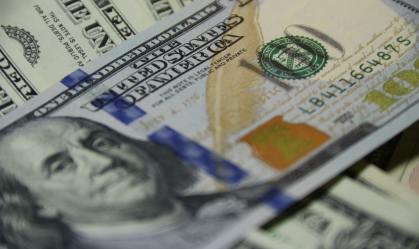 Após sessão volátil, dólar encerra o dia em alta, a R$ 5,76