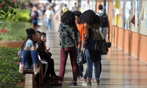 Grupo de estudantes conversa