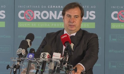 Declarações de Bolsonaro “criam ambiente de radicalismo” no país, diz Maia