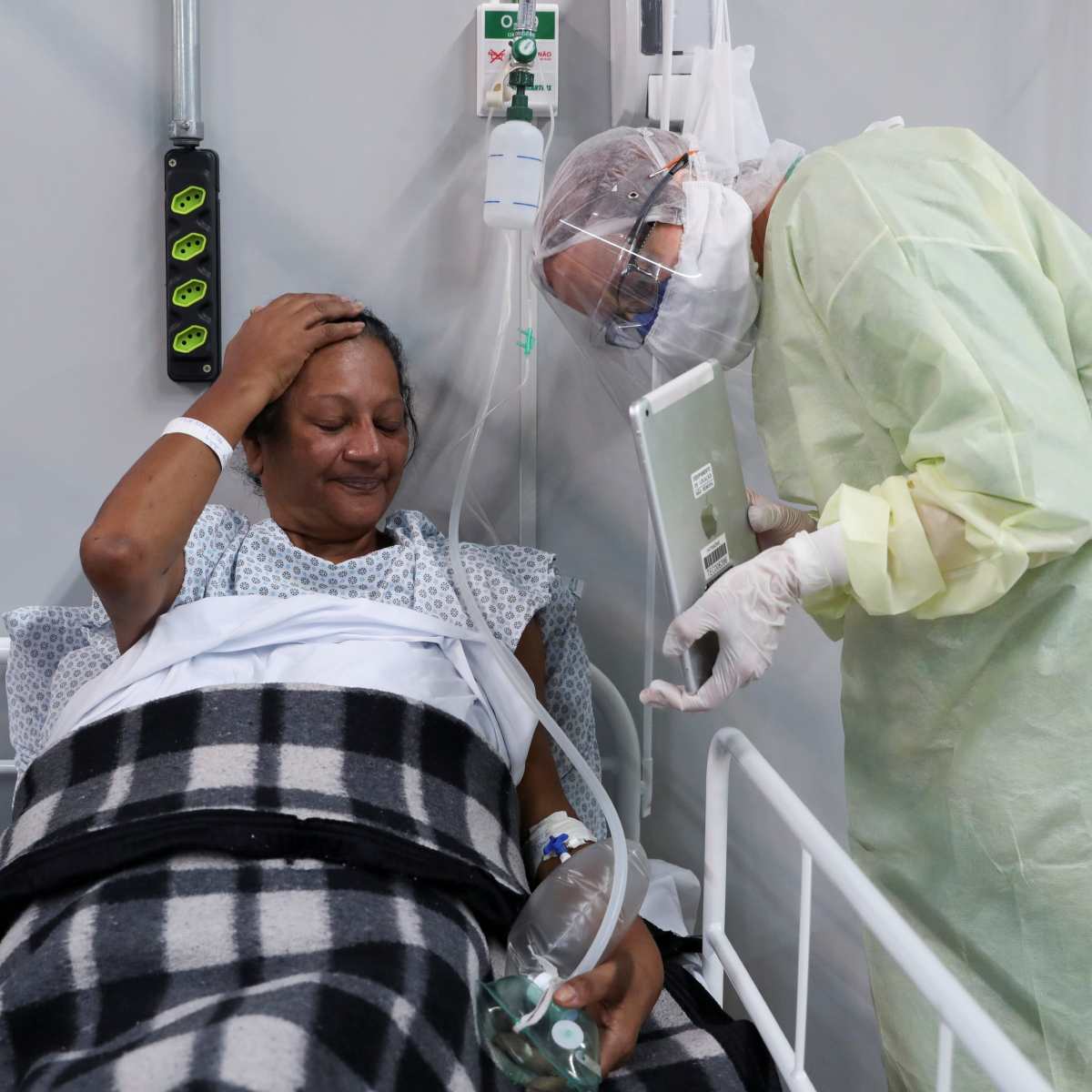 Covid-19: tecnologia reaproxima familiares e pacientes em hospital