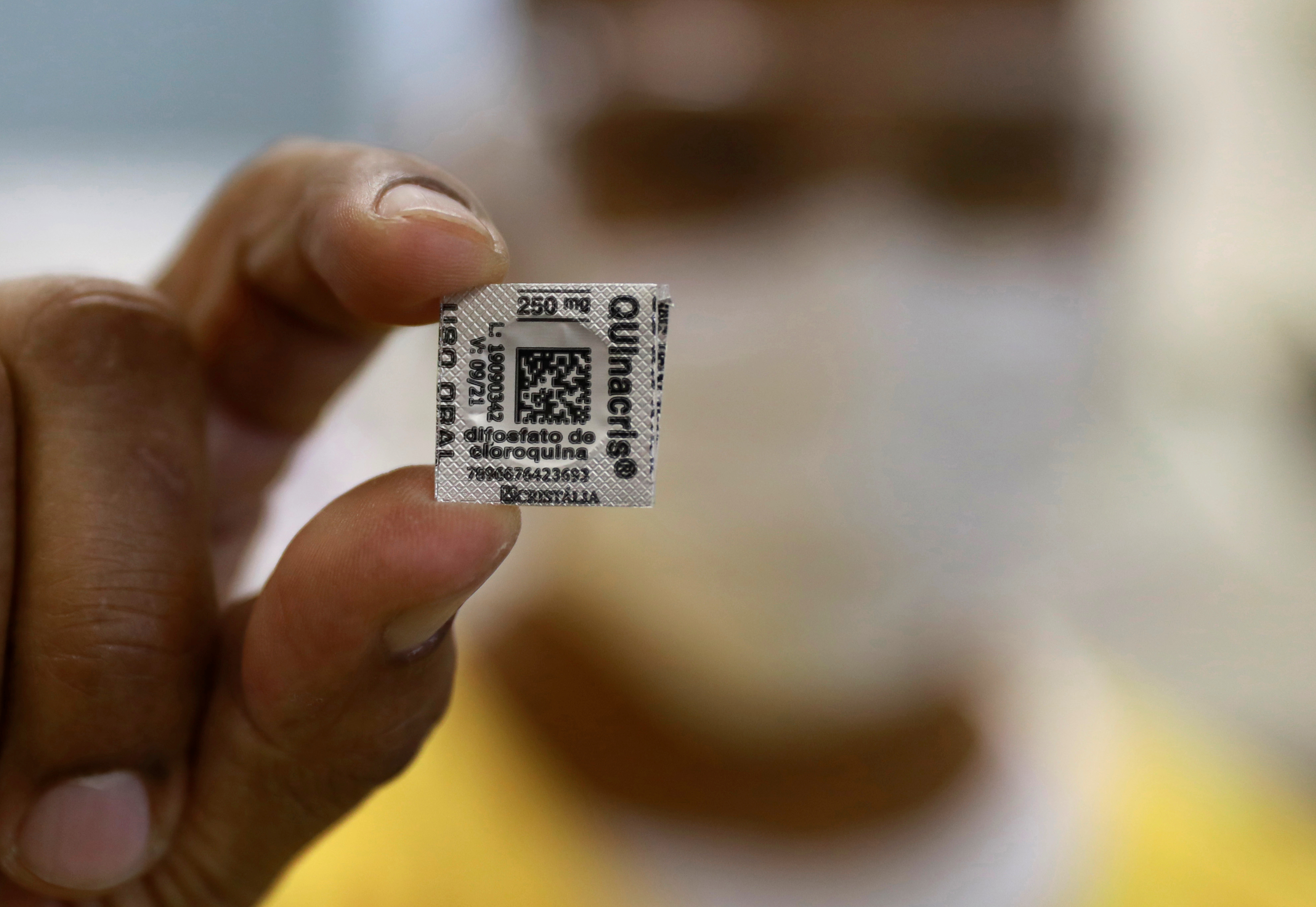 Profissional de saúde com hidroxicloroquina em hospital de Porto Alegre