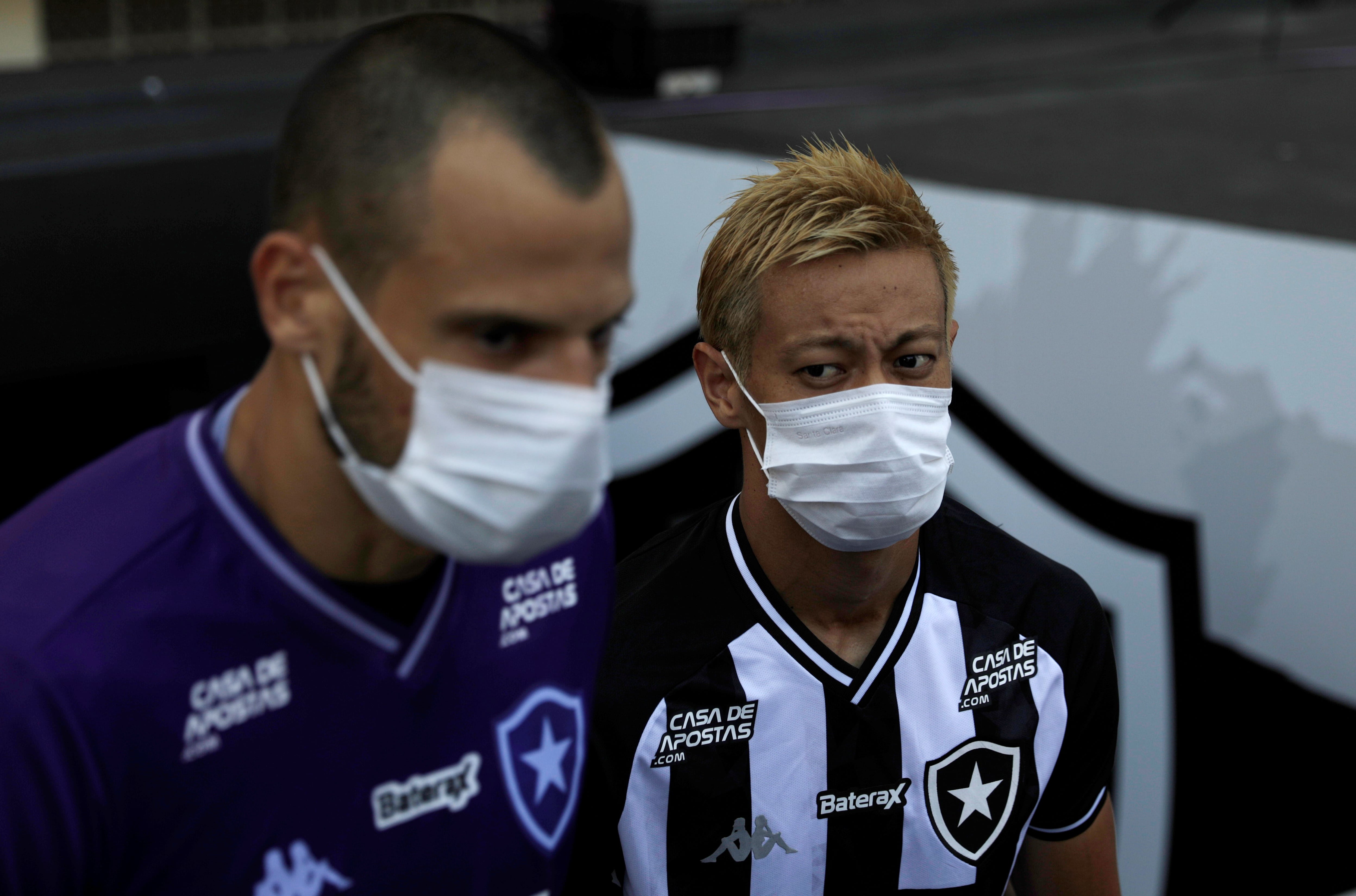 Jogadores do Botafogo entram em campo utilizando máscaras de proteção